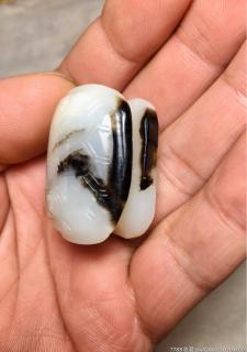 和田白玉籽料黑皮龟背