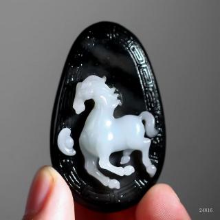 和田玉黑皮料,白脂若雪,润如凝脂.名师纯手工雕