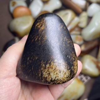 百万级籽料里,黑皮的气场